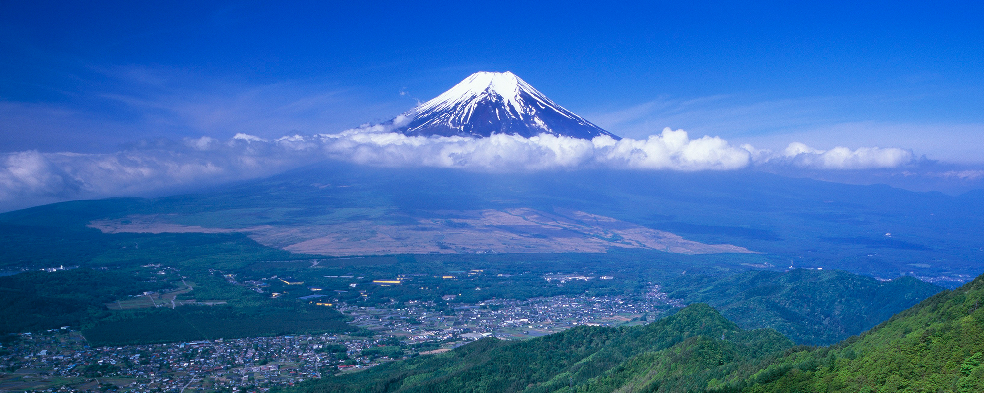高座山から眺める雲の上の富士と眼下の忍野村の画像