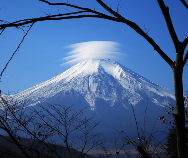 「4段笠雲の富士」のサムネイル画像