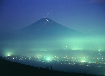グリーンベールに包まれて／岡本芳隆の画像