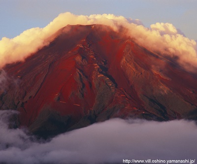赤富士の登山道/志村孝之の画像