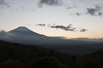 夕暮時の村全景