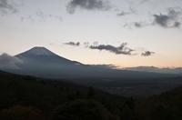 夕暮時の村全景