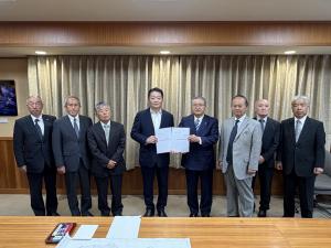 知事と参加者による集合写真